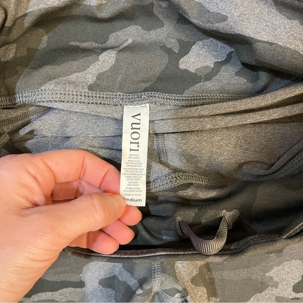 Vuori Caspian Performance 7/8 Leggings Gray Camo - Size Medium - Picture 8 of 8